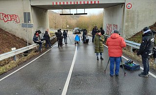 Das Medienaufkommen an der Polizeiabsperrung in der Nähe der Straße bei Kusel, an der die beiden Polizeibeamten erschossen wurden, ist groß. - WOLFGANG STEIL/AFP
