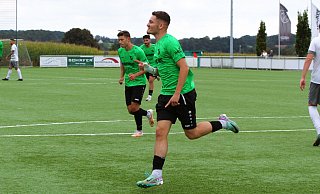Arvin Moulai hat Mesums Anschlusstreffer mit dem 5:3 beantwortet, auch Regionalliga-Spieler Ole Hoch (l.) läuft zum Vorlagengeber. - Andreas Gerth
