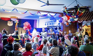 Ausgelassene Stimmung herrschte schon beim Einzug der Mitwirkenden in den Saal. Viele Besucher waren kostümiert erschienen. - Photoart Petring