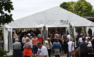 Andrang vor dem Zelt: Zahlreiche Besucher wollten am Wochenende sehen, was auf der Bühne passiert. - Louisa Kohnert