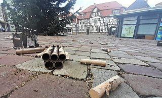 Ein Bild wie dieses in Warburg am Neustadt-Marktplatz bot sich sicherlich an vielen Stellen im Kreis: Reste der Böllerei. - Simone Flörke