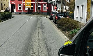 Über nahezu zehn Kilometer erstreckt sich eine Ölspur in Büren. - Polizei Paderborn