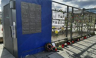 Mit dieser Aktion gedachten Initiativen nach dem rassistischen Terroranschlag von Hanau auf dem Kesselbrink der Opfer. - NW