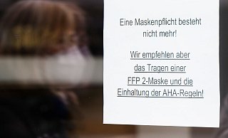 Die Maskenpflicht in vielen Bereichen des öffentlichen Leben ist auch im Kreis Höxter ausgelaufen. - Julian Stratenschulte/dpa