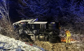 Bei winterlichen Straßenverhältnissen kam diese Sattelzugmaschine auf der L776 von der Fahrbahn ab, rutschte die Böschung hinab und blieb auf der rechten Fahrzeugseite liegen. - Feuerwehr Büren