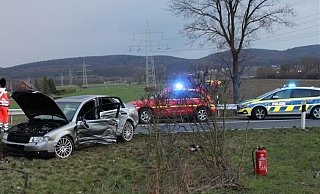 Bei dem Unfall verletzten sich der Fahrer sowie ein Mitfahrer. - Polizei Minden-Lübbecke