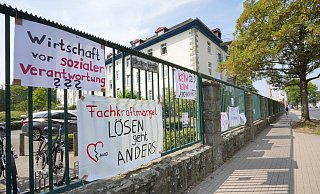 Der Protest gegen die Schließung des AWO-Berufskollegs ist in Bielefeld an der Detmolder Straße weithin sichtbar gewesen. Auch im Kreis Gütersloh sorgt die Finanzkrise der Arbeitswohlfahrt für Unruhe. Etwa 20 bis 25 Mitarbeitende aus dem Kreis wären von der Schließung betroffen. - Peter Unger