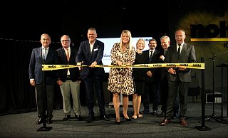 Wilhelm von Haller und Karl-Wilhelm Vogel vom Aufsichtsrat, Georg Konrad Nolte und Maren Schmitt-Nolte von der Inhaberfamilie, die Geschäftsführer Melanie Thoman-Bopp und Marc Hogrebe, der Beiratsvorsitzende Manfred Wippermann und Geschäftsführer Eckhard Wefing schneiden gemeinsam das Band zur Eröffnung des Nolte Forums durch. - Felix Eisele