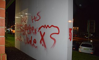 Ein Autohaus in Herford wurde mit antisemitischen Parolen besprüht. - Polizei Kreis Herford