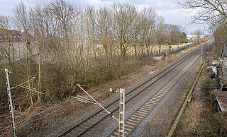 An dieser Stelle der Bahnstrecke, nahe der Brücke Driburger Straße, soll der Bahnhaltepunkt Zukunftsquartier entstehen. - Niklas Tüns