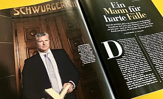Fotogenehmigung für den Playboy. Der Fotograf setzt Strafverteidiger Detlev Binder im Bielefelder Landgericht vor der Tür des historischen Schwurgerichtssaals in Szene. - Jens Reichenbach