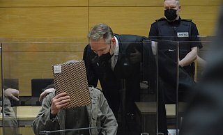 Der Angeklagte Ercan K. spricht hier mti seinem Strafverteidiger Carsten Ernst aus Bielefeld. - Anke Schneider