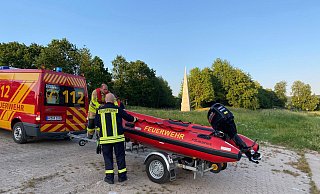 Ab ins Wasser: Obwohl die Gefahr gebannt ist, lassen die Feuerwehrleute das Boot in die Weser. - Feuerwehr Stat Höxter
