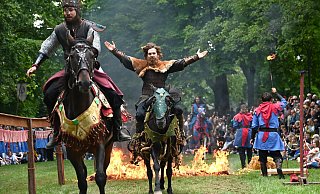 Die Showtruppe zeigt, wie sie mit Vertrauen und Respekt die Pferde dazu bewegen, durchs Feuer zu laufen. - Thomas Kube