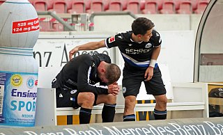 Fabian Klos sitzt auf der Bank und weint Tränen der Freude und Erleichterung. - imago images/Sportfoto Rudel