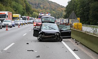 Drei Insassen des Pkw wurden verletzt. - Feuerwehr Porta/Michael Horst