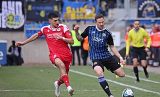 Arminia Bielefelds Nassim Boujellab (l.), hier im Duell mit dem Saabrücker Marcel Gaus, machte im offensiven Mittelfeld ein auffälliges Spiel. - IMAGO/Fussball-News Saarland