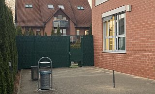Der Außenbereich des der Station P5. Das komplette Areal ist gepflastert, an den Seiten wachsen Lebensbäume. - Jobst Lüdeking