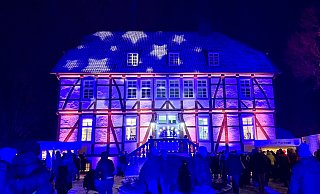 Wunderschön illuminiert wurde das historische Gebäude in Szene gesetzt. - Carola Drabon