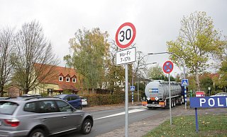 An der Landfurt weist ein Verkehrsschild die Autofahrerinnen und Autofahrer auf die begrenzte Geschwindigkeit auf den wenigen 100 Metern zwischen Kindergarten und Petrus-Damian-Schule hin. - Dieter Scholz