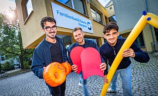Jonas Benjamin (23), Daniel Kowollik (22) und Josua Benjamin (19) (v.l.) bieten „Flipper“-Schwimmkurse in Heepen an. - Sarah Jonek