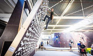 Carsten Stahlberg testet das imposante Kilterboard im neuen "Center of Gravity". Der Kletterfan ist im vergangenen Jahr mehr als 300 mal beim Bouldern gewesen. - Mike Dennis Müller