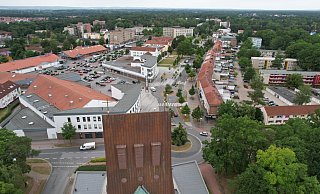 Die Espelkamper Innenstadt mit der "Neuen Mitte" aus der Vogelperspektive. Im Vordergrund ist der Turm der Thomaskirche zu erkennen, ganz rechts die lange Häuserzeile entlang der Breslauer Straße, die erst am Bürgerhaus endet. - Torsten Hagemann