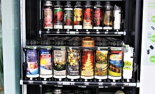 Im Trauerautomaten finden sich für jeden Anlass die passenden Grablichter. - Wiebke Wellnitz