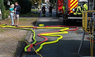 Am Biemser Weg in Elverdissen war wieder einmal Land unter. Hier hatte die Feuerwehr zeitgleich acht Einsatzstellen. In einem Keller stand das Wasser 2,30 Meter hoch. - Claus Frickemeier