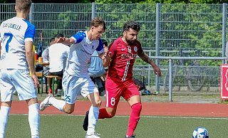 Die Kicker des SuK Canlar (rotes Trikot) hängten den TuS Quelle im Kampf um PLatz drei ab. - Andreas Zobe