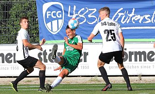 FCG-Stürmer Dimitrios Nemtsis (Mitte) beim Seitfallschuss. Einen Treffer erzielte er damit im Westfalenpokal bei TuS Lohe aber nicht. - Egon Bieber