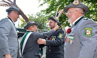 Nach dem Königsschuss fällt die Anspannung ab. André Scherlich ist überglücklich und lässt seinen Tränen freien Lauf. Der künftige Schwiegerpapa Pit Jelen (2.v.l.) und Oberst Christian Landerbarthold (l.) sowie Bernd Oberschelp gehören zu den ersten Gratulanten. - Karin Prignitz
