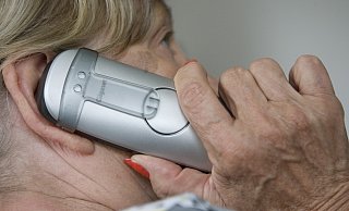 Stundenlang werden die Senioren am Telefon in Gespräche verwickelt - bis sie die PIN und auch die EC-Karten herausgeben. Mehrere dieser Fälle werden vor dem Landgericht Paderborn verhandelt. - Gerald Dunkel (Symbolbild)