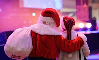 Bei den Weihnachtsfeiern gibt es im Kreis Minden-Lübbecke viele Möglichkeiten. Vom reinen Essen bis zum Tannenbaumschlagen ist viel möglich. | Symbolbild - dpa