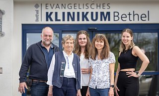 Die ganze Familie ist hier im Einsatz, der Name bekannt: Vater Jochen, Oma Margot, Tochter Judith, Mutter Heidrun und Tochter Hannah Rönneker vor dem Haupteingang des Klinikums Bethel. - Oliver Krato