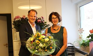 Blumen zum Abschied: Dr. med. Hagen Vorwerk übernimmt die Praxis von Dr. Sandra Alder. - Claus Frickemeier