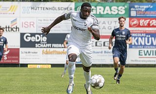 Im Vorwärtsgang: Abdul Moursalim Fesenmeyer erzielte auf Schalke das zwischenzeitliche 2:0 für den SV Rödinghausen, der sich letztlich aber mit einem 2:2 begnügen musste. - Joel Beinke