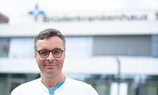 Andreas Zaruchas ist Lungenfacharzt und rät Asthmatikern dringend, sich impfen zu lassen. - Brüderkrankenhaus