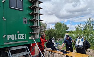Die Taucher aus Bochum bereiten sich auf ihren Einsatz am Mittwoch vor. - Ilja Regier
