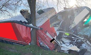 Zu Bergung mussten zwei Kräne angefordert werden. - Polizei Minden-Lübbecke