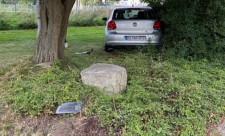 Der VW Polo verließ nach dem Imponiergehabe des Fahrers plötzlich die Straße und landete in den Rabatten. - Polizei