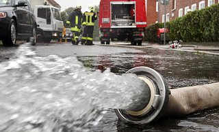 Typisches Bild nach Starkregen: In vielen Kommunen muss die Feuerwehr ausrücken, weil die Kanäle die Wassermassen nicht bewältigen und in der Folge auch Keller und Erdgeschoss-Etagen volllaufen können. - Themenbild: Bernd Wüstneck / dpa