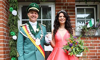 Die Anreppener Majestäten Rene und Tanja Kress vor ihrer Residenz. - Regina Brucksch