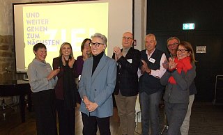 Elke Schmidt-Sawatzki im Kreise ihrer wichtigsten Weggefährten, die ihr jetzt im großen Saal des Gotischen Hauses, der Begegnungsstätte des Paritätischen Minden-Lübbecke, zum Abschied für ihre Lebensleistung applaudierten. - Karsten Schulz