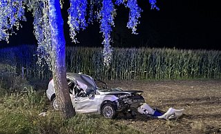 Aus bislang ungeklärter Ursache kam der 20-Jährige mit einem Ford Focus von der Brockhäger Straße in Marienfeld im Kreis Gütersloh ab. Das Fahrzeug drehte sich auf die Seite und prallte mit dem Dach gegen einen Baum. - Thorsten Heß