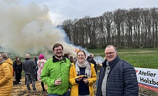 Hannes Stintmann (v.l.), Laura Wieders und Harald Ludewig genießen die gute Stimmung. - Nele Bültermann