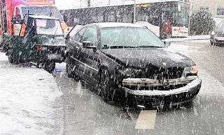 Auf glatter Straße rutschte der BMW gegen die stehende Ape. - Polizei Minden-Lübbecke