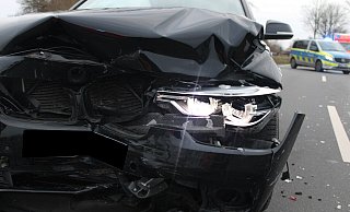 Der BMW wurde erheblich beschädigt und musste abgeschleppt werden. - Polizei Minden-Lübbecke
