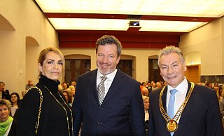 Das Ehepaar Beate und André Wiersig gemeinsam mit dem stellvertretenden Bürgermeister Dieter Honervogt beim Neujahrsempfang der Stadt Paderborn. - Viktoria Bartsch