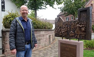 Für den Ortsausschussvorsitzenden Ferdinand Welling hat das Mahnmal in Fürstenau aktuell besondere Bedeutung. - Svenja Ludwig
